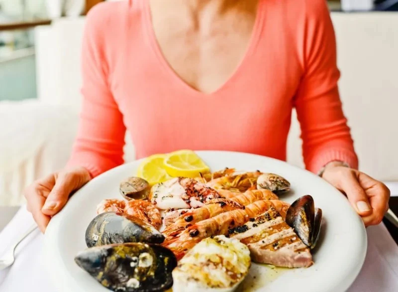 Ăn giàu protein có thể gây ra các vấn đề như hôi miệng, nhức đầu và táo bón. Thậm chí, ảnh hưởng tới gan và thận. Ảnh: Shutterstock.