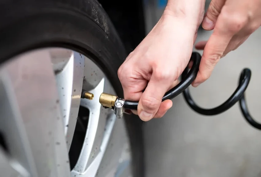 Kiểm tra lốp xe cực kỳ quan trọng. Ảnh: Motorbiscuit. Kiểm tra lốp xe cực kỳ quan trọng. Ảnh: Motorbiscuit.