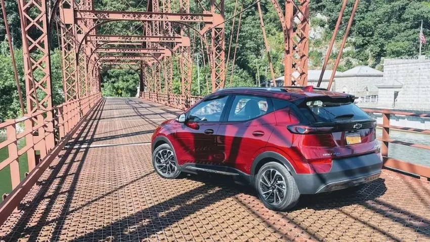 Chevy Bolt EV có giá là 26.600 USD. Ảnh: Motorbiscuit. Chevy Bolt EV có giá là 26.600 USD. Ảnh: Motorbiscuit.