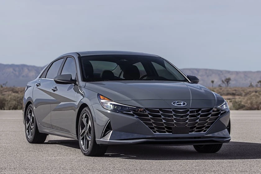 Hyundai Elantra Hybrid 2023. Ảnh: Carbuzz. Hyundai Elantra Hybrid 2023. Ảnh: Carbuzz.