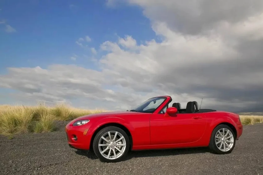 Mazda Miata 2008. Ảnh: Motorbiscuit. Mazda Miata 2008. Ảnh: Motorbiscuit.