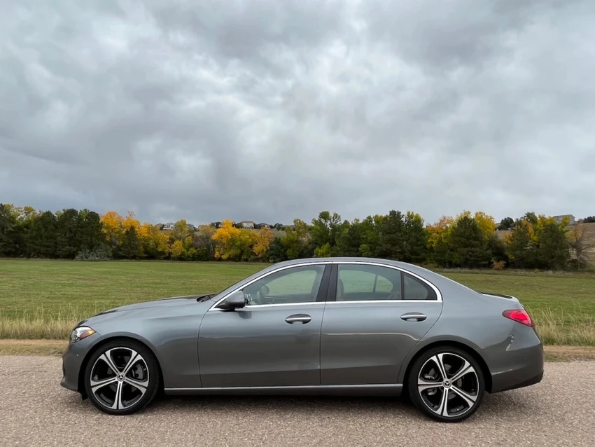 Mercedes C 300. Ảnh: Motorbiscuit. Mercedes C 300. Ảnh: Motorbiscuit.