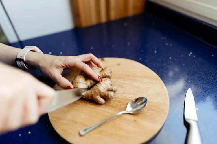 Ăn gừng giúp giảm chứng buồn nôn, lượng đường trong máu, viêm xương khớp. Ảnh: Shutterstock. Ăn gừng giúp giảm chứng buồn nôn, lượng đường trong máu, viêm xương khớp. Ảnh: Shutterstock.