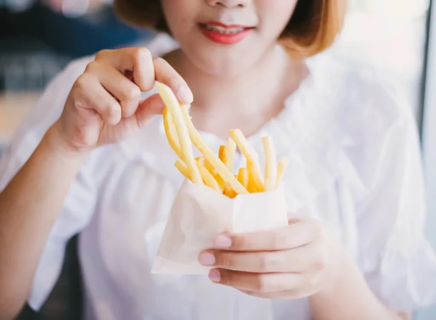 Ăn khoai tây chiên có thể dẫn đến viêm ruột nhiều hơn. Ảnh: Shutterstock. Ăn khoai tây chiên có thể dẫn đến viêm ruột nhiều hơn. Ảnh: Shutterstock.
