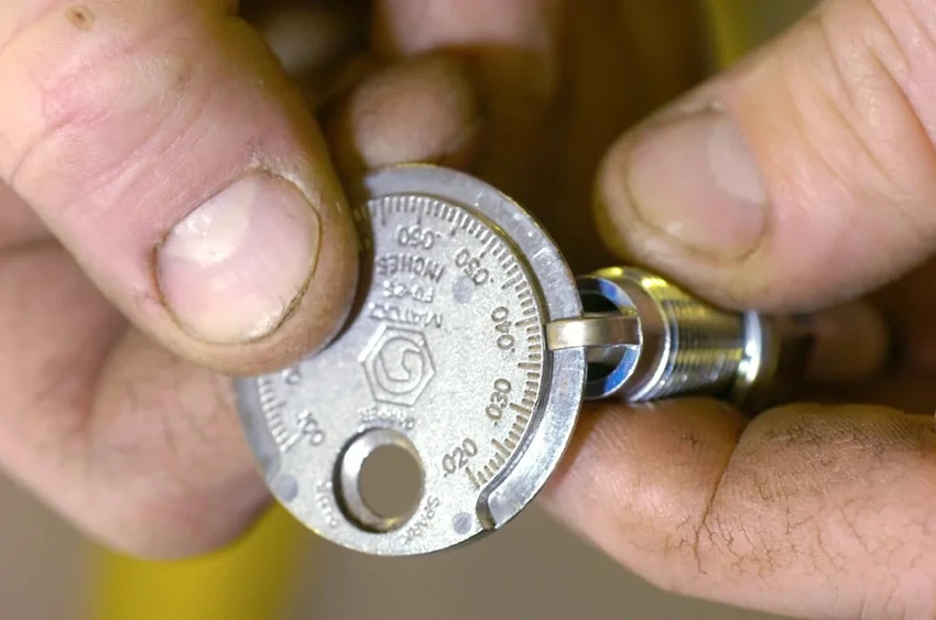 Bugi là một bộ phận quan trọng trong hệ thống đánh lửa trên ô tô. Ảnh: Motorbiscuit.