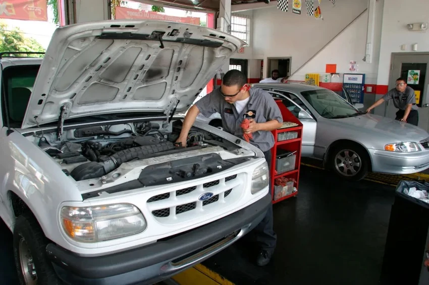 Dầu là huyết mạch của động cơ và hộp số của ô tô. Ảnh: Motorbiscuit.