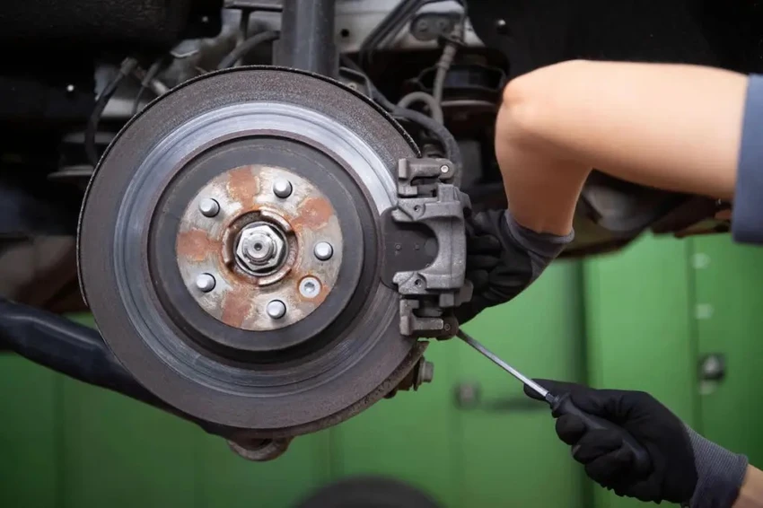 Khi mua xe cũ về cần thay má phanh, rôto và chất lỏng. Ảnh: Motorbiscuit.