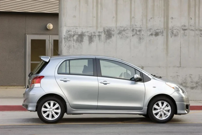 Toyota Yaris 2010. Ảnh: Motorbiscuit. Toyota Yaris 2010. Ảnh: Motorbiscuit.