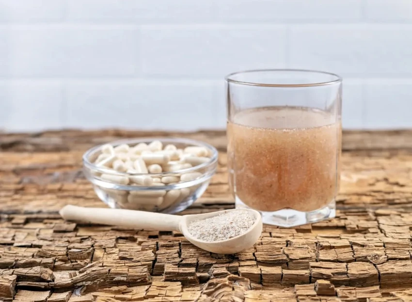 Nước mã đề có nhiều lợi ích sức khỏe như giảm cholesterol. Ảnh: Shutterstock. Nước mã đề có nhiều lợi ích sức khỏe như giảm cholesterol. Ảnh: Shutterstock.