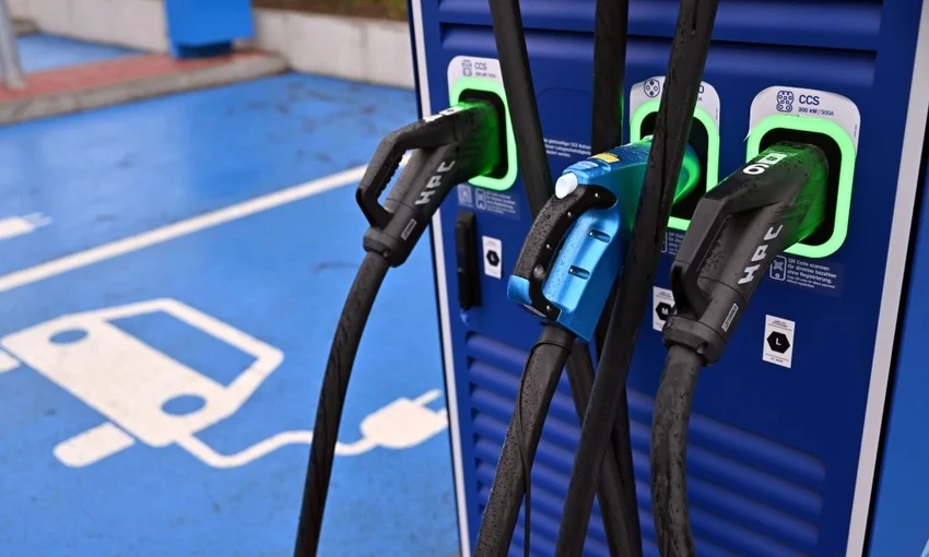 Chi phí chế tạo pin ô tô thể rắn có thể cao. Ảnh: Motorbiscuit. Chi phí chế tạo pin ô tô thể rắn có thể cao. Ảnh: Motorbiscuit.