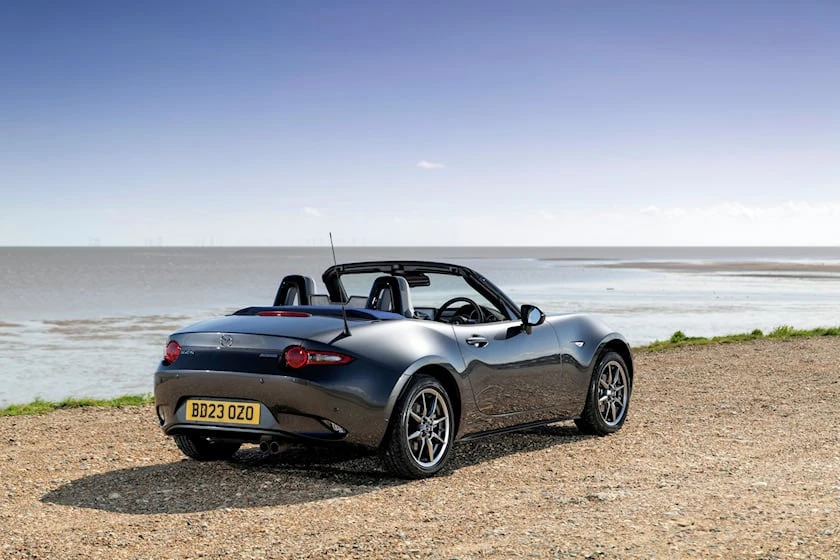Mazda MX-5 Miata ra mắt phiên bản đặc biệt với giá hơn 880 triệu đồng. Ảnh: Carbuzz. Mazda MX-5 Miata ra mắt phiên bản đặc biệt với giá hơn 880 triệu đồng. Ảnh: Carbuzz.