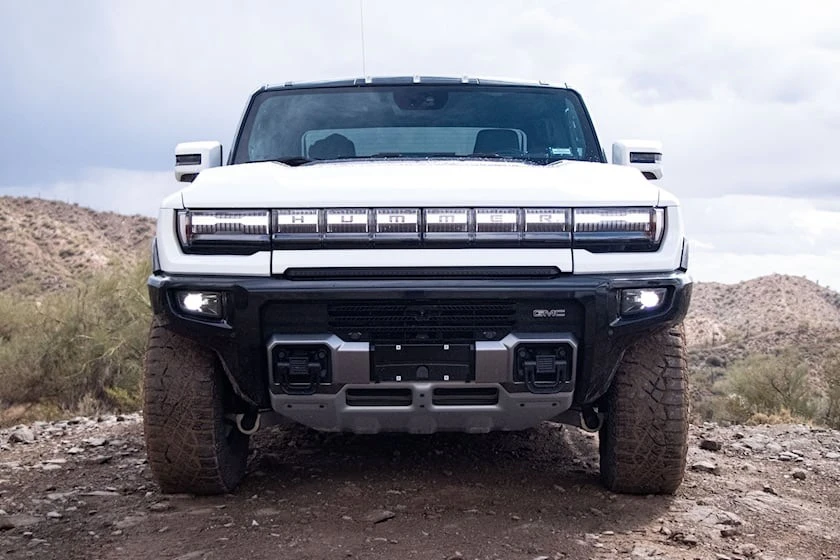 GMC Hummer EV độ chạy nước rút từ 0-100 km/h trong 3,3 giây. Ảnh: Carbuzz. GMC Hummer EV độ chạy nước rút từ 0-100 km/h trong 3,3 giây. Ảnh: Carbuzz.