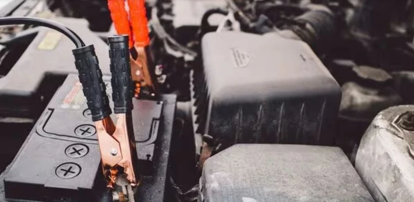 Điều đầu tiên bạn nên làm là thử bật đèn pha. Ảnh: Motorbiscuit. Điều đầu tiên bạn nên làm là thử bật đèn pha. Ảnh: Motorbiscuit.