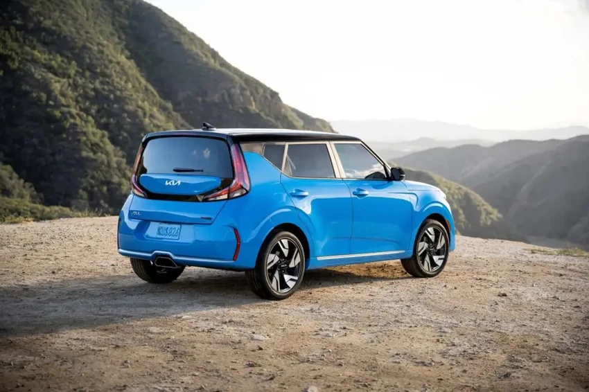 Kia Soul có thiết kế bên ngoài độc đáo và rộng rãi đáng ngạc nhiên so với kích thước của nó. Ảnh: Motorbiscuit. Kia Soul có thiết kế bên ngoài độc đáo và rộng rãi đáng ngạc nhiên so với kích thước của nó. Ảnh: Motorbiscuit.