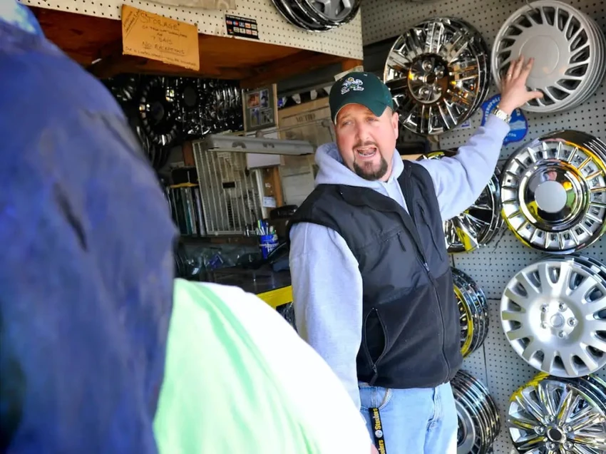 Vỏ kim loại hoặc nhựa cho trung tâm của bánh xe(Hubcaps Spinner). Ảnh: Motorbiscuit.