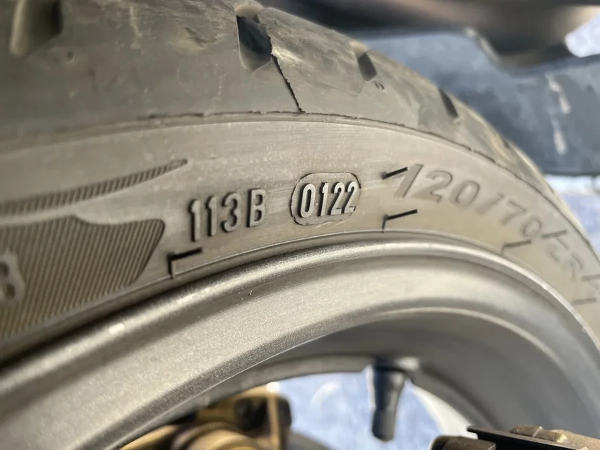 Chiếc lốp Pirelli này trên một chiếc xe máy Honda cho thấy nó được sản xuất vào tuần đầu tiên của năm 2022. Ảnh: Motorbiscuit.