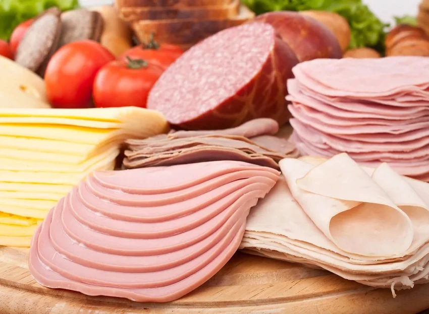 Xúc xích, thịt xông khói có thể thúc đẩy chứng viêm hệ thống cấp độ thấp. Ảnh: Shutterstock. Xúc xích, thịt xông khói có thể thúc đẩy chứng viêm hệ thống cấp độ thấp. Ảnh: Shutterstock.