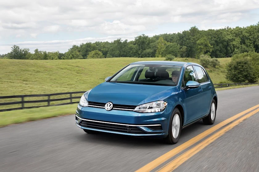 Volkswagen Golf Mk7. Ảnh: Carbuzz.