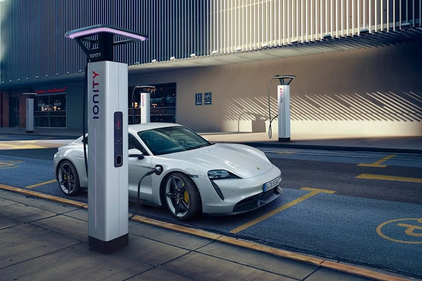 Xe điện của Porsche sẽ có phạm vi gần 1.300 km. Ảnh: Carbuzz. Xe điện của Porsche sẽ có phạm vi gần 1.300 km. Ảnh: Carbuzz.