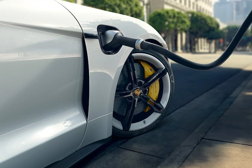 Xe điện của Porsche đang sạc pin. Ảnh: Carbuzz. Xe điện của Porsche đang sạc pin. Ảnh: Carbuzz.