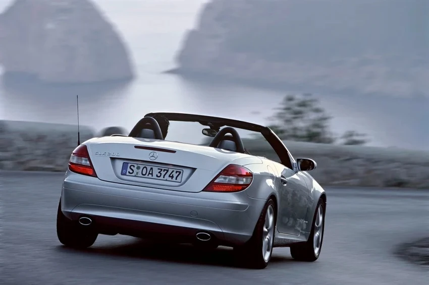 Một chiếc SLK 2004 với hộp số tay. Ảnh: Motorbiscuit. Một chiếc SLK 2004 với hộp số tay. Ảnh: Motorbiscuit.