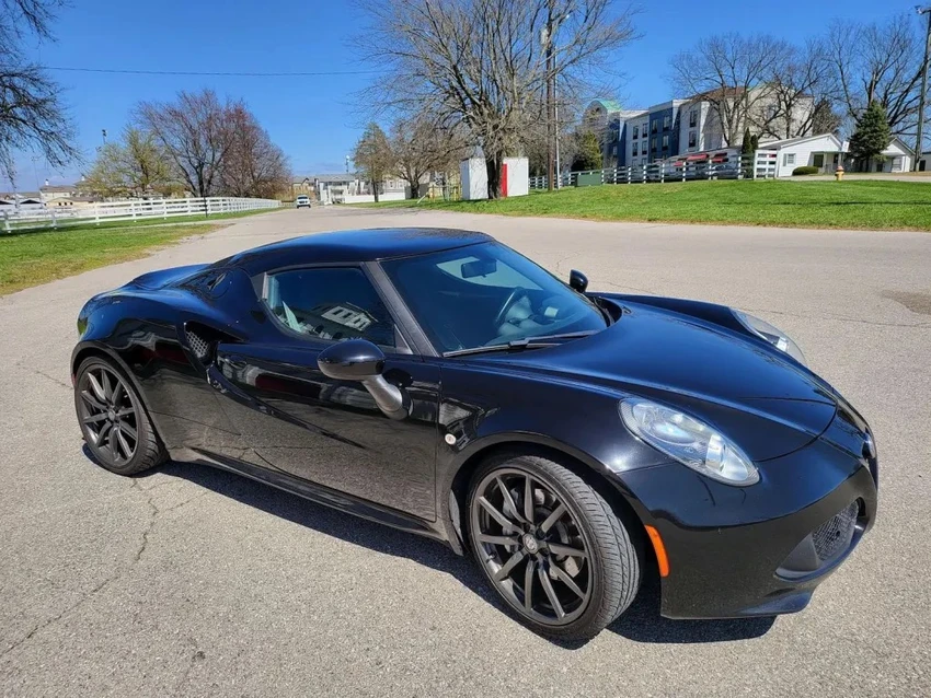 Alfa Romeo 4C 2017. Ảnh: Motorbiscuit.