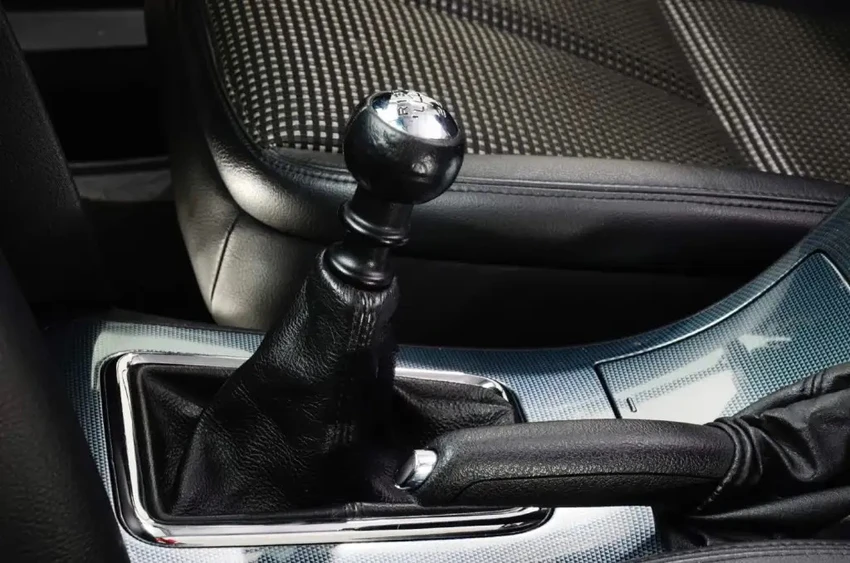 Cần số tay của xe ô tô. Ảnh: Motorbiscuit. Cần số tay của xe ô tô. Ảnh: Motorbiscuit.