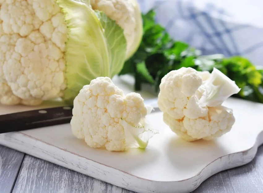 Bông cải trắng, xanh đều chứa ít calo và chứa nhiều chất xơ. Ảnh: Shutterstock. Bông cải trắng, xanh đều chứa ít calo và chứa nhiều chất xơ. Ảnh: Shutterstock.