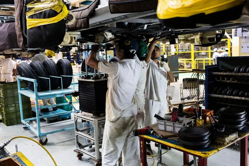 Thợ cơ khí đang kiểm tra trục của xe. Ảnh: Motorbiscuit. Thợ cơ khí đang kiểm tra trục của xe. Ảnh: Motorbiscuit.