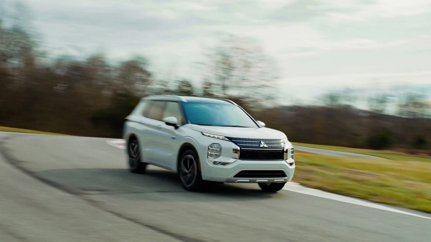 Mitsubishi Outlander PHEV 2023. Ảnh: Motorbiscuit. Mitsubishi Outlander PHEV 2023. Ảnh: Motorbiscuit.