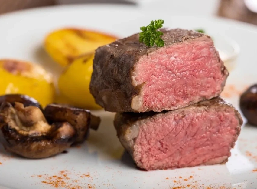 Bò rừng là một trong những loại thịt giàu protein. Ảnh: Shutterstock. Bò rừng là một trong những loại thịt giàu protein. Ảnh: Shutterstock.