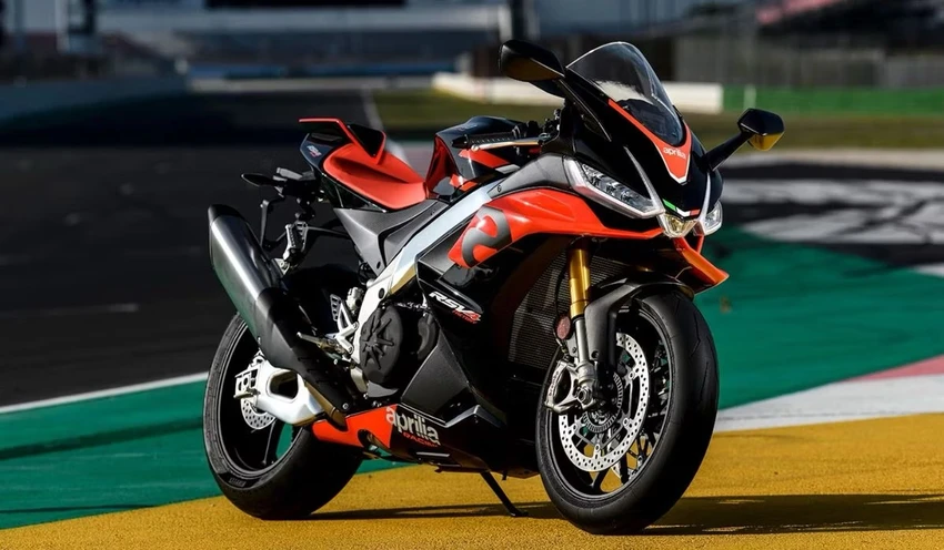 Aprilia RSV4 1100 Factory đạt tốc độ 318 km/h. Ảnh: Hotcars. Aprilia RSV4 1100 Factory đạt tốc độ 318 km/h. Ảnh: Hotcars.