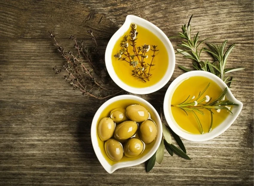 Dầu ôliu nguyên chất. Shutterstock.
