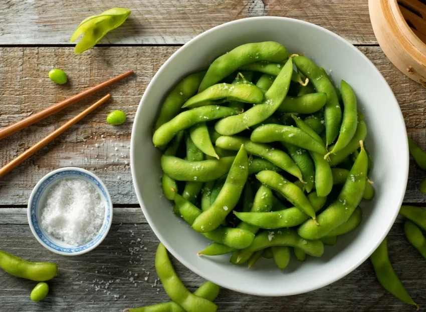 Đậu nành non chứa nhiều protein, chất xơ và folate. Ảnh: Shutterstock.