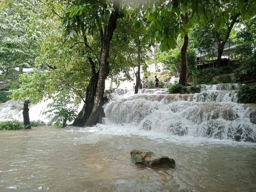Vào mùa hè, nhất là cuối tuần thác 7 tầng thu hút đông đảo du khách tới thăm quan
