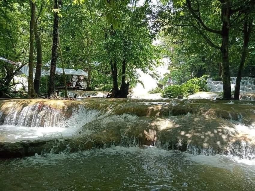 Hai bên thác có các lán để du khách thuê nghỉ ngơi.