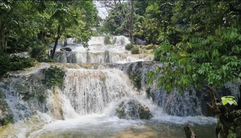 Ngẩn ngơ với vẻ đẹp của thác 7 tầng được thiên nhiên ban tặng.