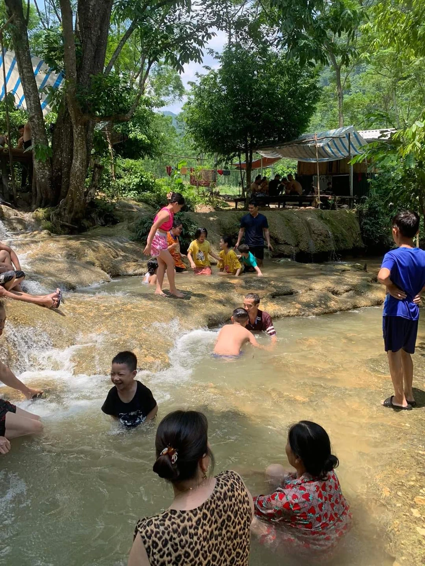 Du khách thỏa sức tắm tại chân thác.