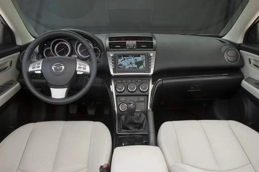 Mazda 6 2010 khung phụ rỉ sắt, đèn pha cháy. Ảnh: Motorbiscuit. Mazda 6 2010 khung phụ rỉ sắt, đèn pha cháy. Ảnh: Motorbiscuit.