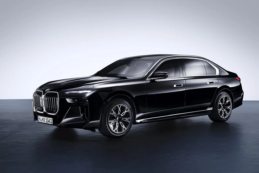 BMW i7 Protection và BMW 7 Series Protection sẽ được bán và giao hàng cho những khách hàng đã đặt trước bắt đầu vào tháng 12 năm 2023. Ảnh: Carbuzz. BMW i7 Protection và BMW 7 Series Protection sẽ được bán và giao hàng cho những khách hàng đã đặt trước bắt đầu vào tháng 12 năm 2023. Ảnh: Carbuzz.