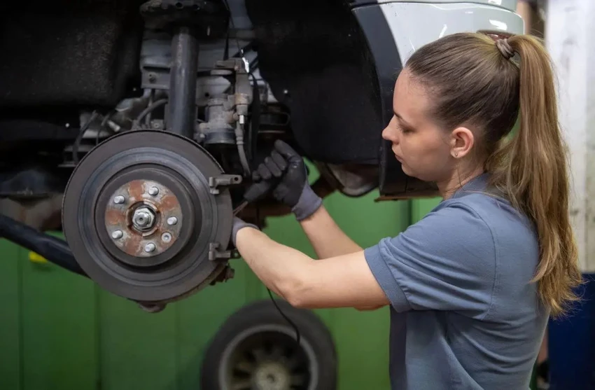 Bảo dưỡng hệ thống phanh xe ô tô. Ảnh: Motorbiscuit.