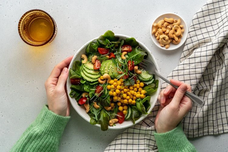 Protein thực vật có lượng axit thấp hơn, hàm lượng chất béo bão hòa giảm, hàm lượng chất xơ phong phú và đặc tính chống oxy hóa cao. Ảnh: GETTY / NATALIA GDOVSKAIA. Protein thực vật có lượng axit thấp hơn, hàm lượng chất béo bão hòa giảm, hàm lượng chất xơ phong phú và đặc tính chống oxy hóa cao. Ảnh: GETTY / NATALIA GDOVSKAIA.