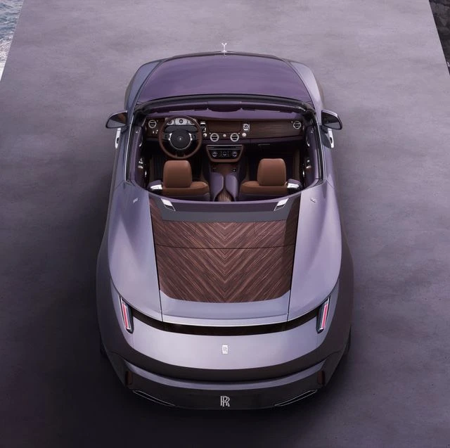Đồng hồ đo phản ánh hình ảnh Spirit of Ecstasy gắn trên mui xe. Ảnh: Rolls-Royce.