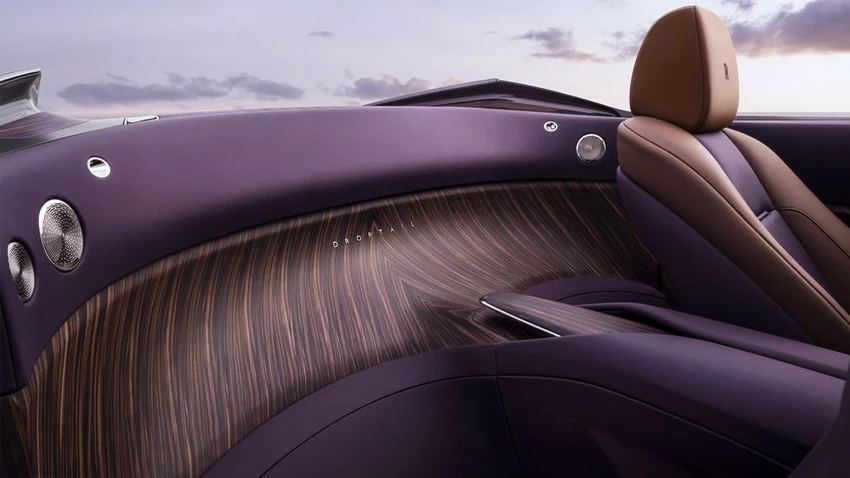 Da màu nâu được trang bị cho ghế và bảng điều khiển. Ảnh: Rolls-Royce.