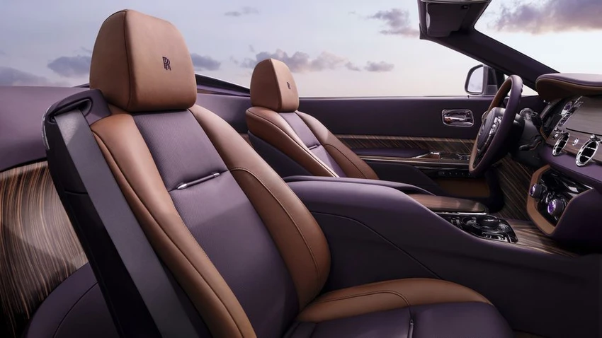 Cabin được làm hoàn toàn bằng gỗ. Ảnh: Rolls-Royce.