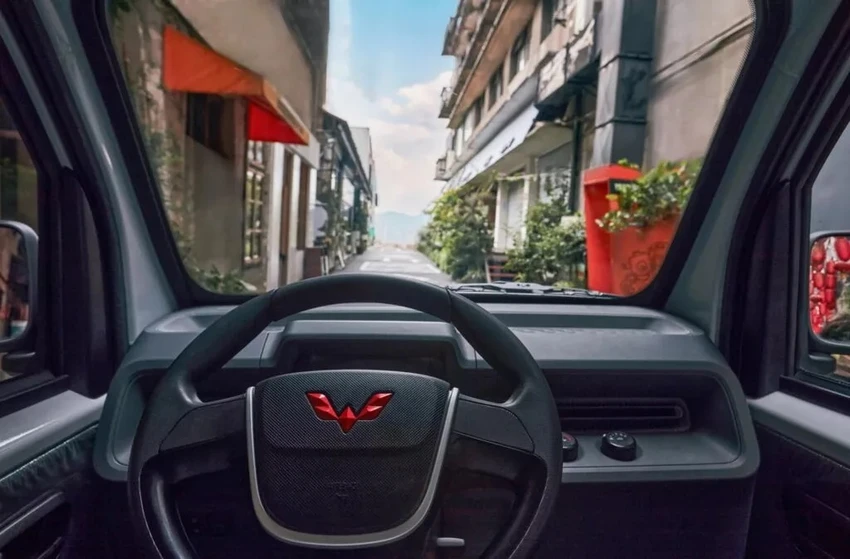 Bên trong cabin một chỗ ngồi có điều hòa chỉnh tay. Ảnh: Carscoops. Bên trong cabin một chỗ ngồi có điều hòa chỉnh tay. Ảnh: Carscoops.