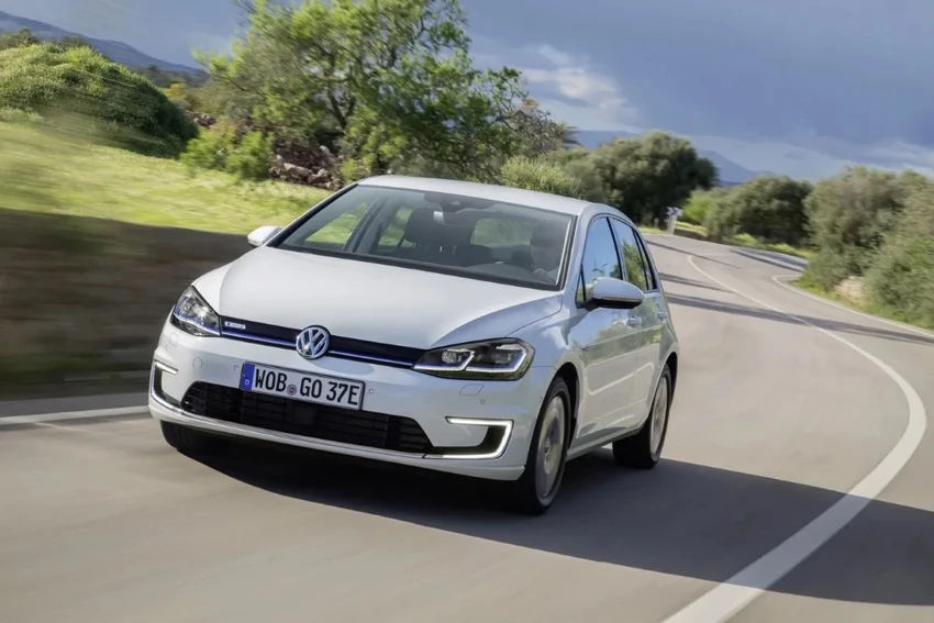 Volkswagen e-Golf. Ảnh: Motorbiscuit.