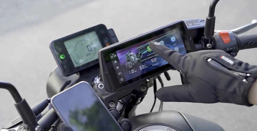 Thiet-bi-nay-mang- Android Auto -va- CarPlay-den-moi-xe-may-3.jpg