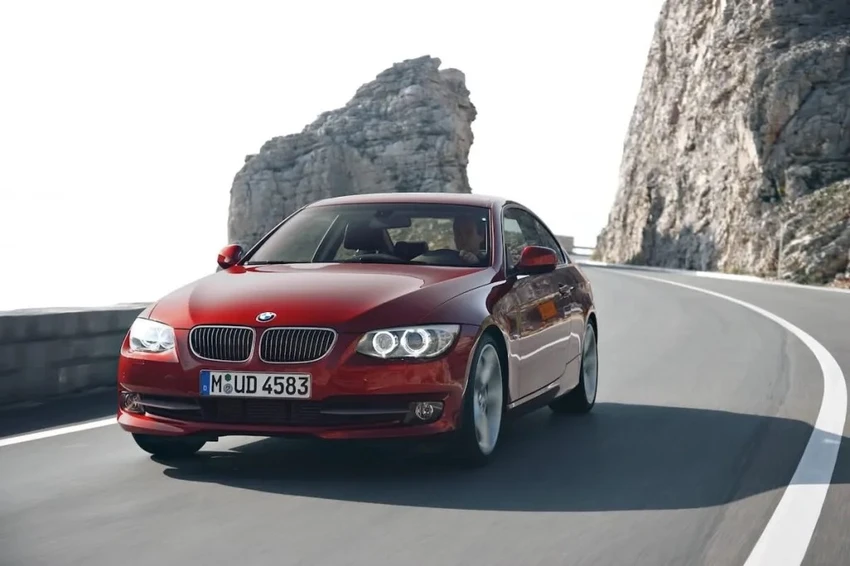Top-7-mau-sedan-cu-toc-do-nhanh-voi-gia-ca-phai-chang-BMW 335i 2010 .jpg