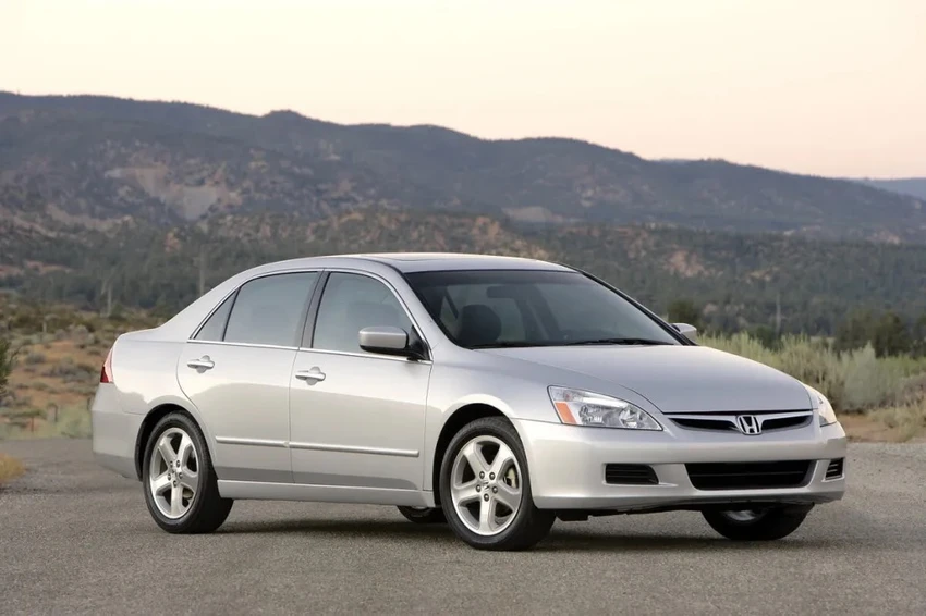 Top-7-mau-sedan-cu-toc-do-nhanh-voi-gia-ca-phai-chang-Honda Accord V6 MT 2006 .jpg